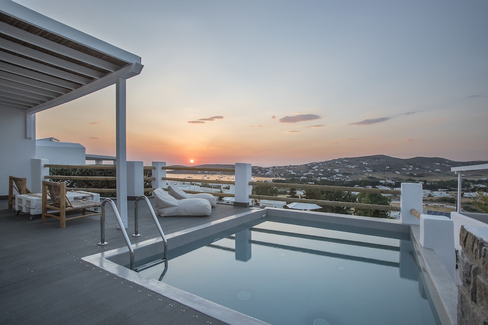 Premium Suite - Photo 13