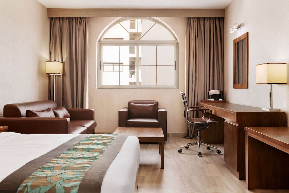 Suite, 1 Queen Bed, Non Smoking photo 3