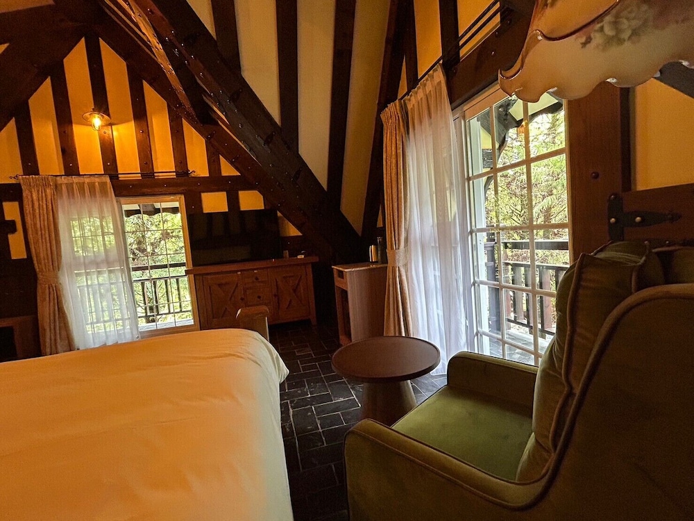 Classic Quadruple Room, 2 Queen Beds, Non Smoking, Mountain View photo 3