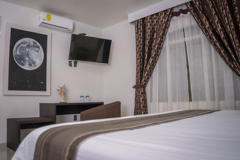 Standard Room, 1 King Bed photo 2