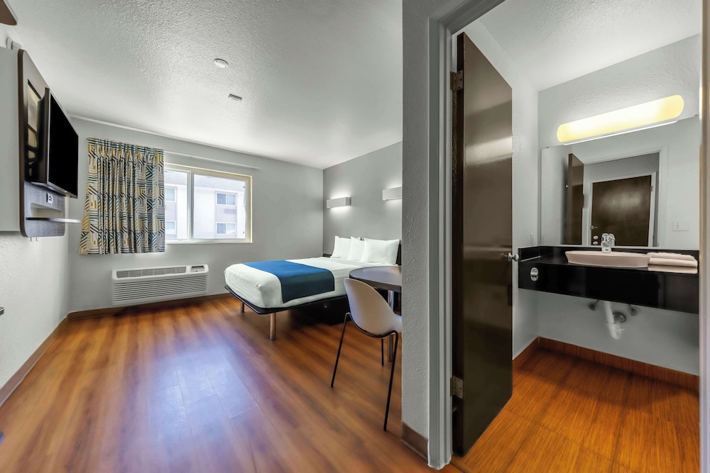Standard Room, 1 Queen Bed, Non Smoking - Photo 2