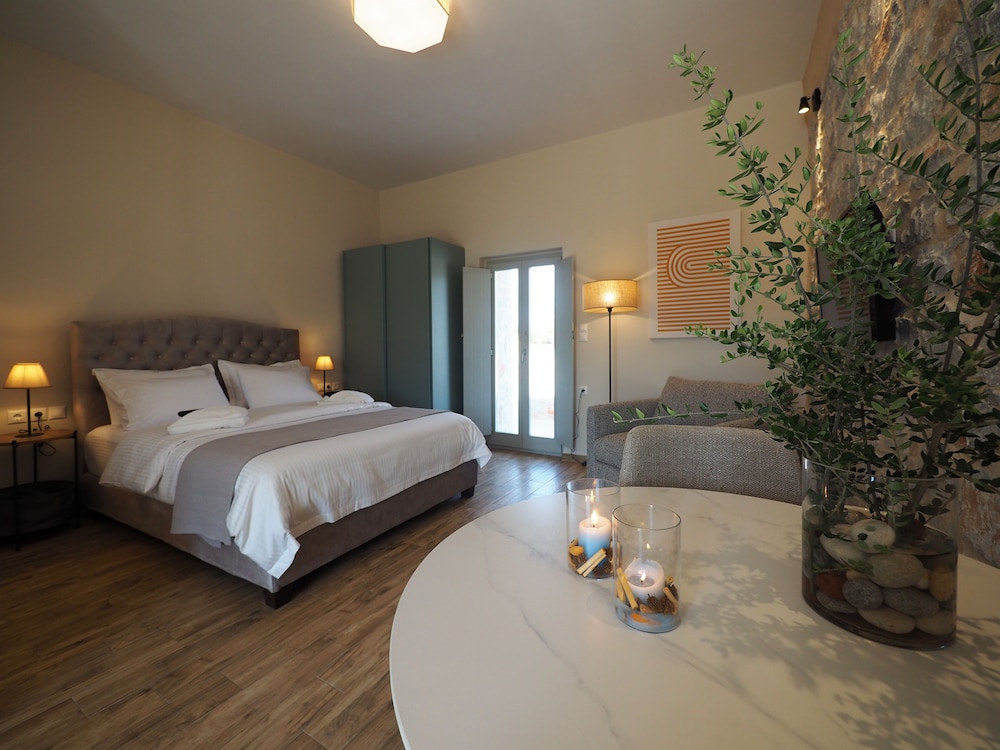 Deluxe Double Room (Up to 3 guests) photo 2
