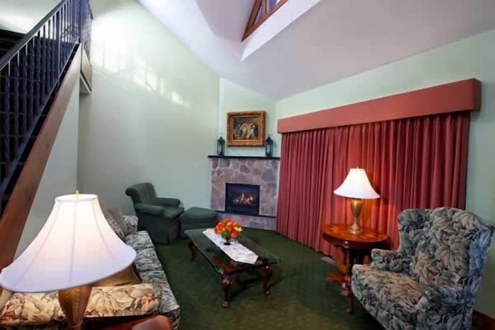 Ledgemere Suites 1 King, 2 Queen Sleeper with Full Bath photo 1