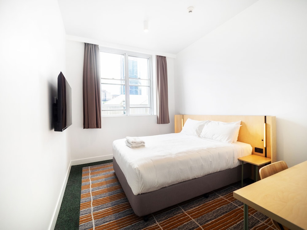Queen Opera Harbour View Ensuite