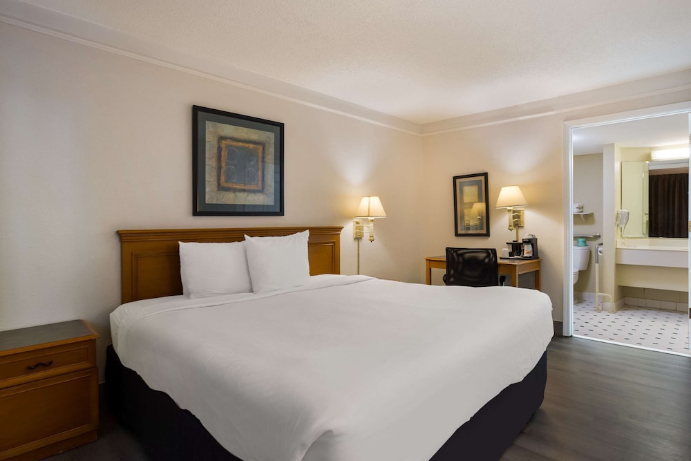 Room, 1 King Bed, Accessible, Non Smoking - Photo 1