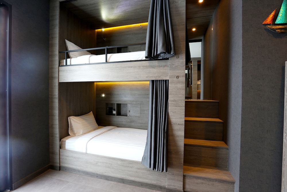 8 Beds Mixed Dormitory, Balcony photo 2