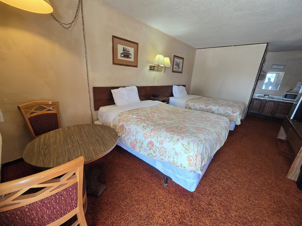 Room, 2 Queen Beds, Non Smoking - Photo 6