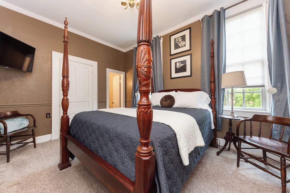 Double Room, 1 Queen Bed, Private Bathroom photo 3