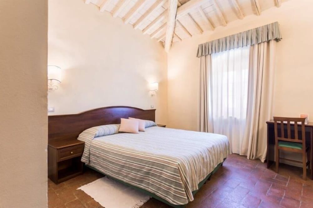 Classic Double or Twin Room, Pool Access photo 3