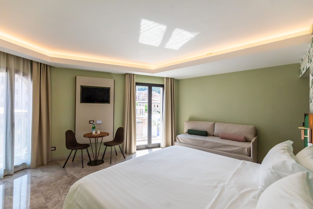 Junior Studio Suite, 1 King Bed with Sofa bed, Jetted Tub photo 2
