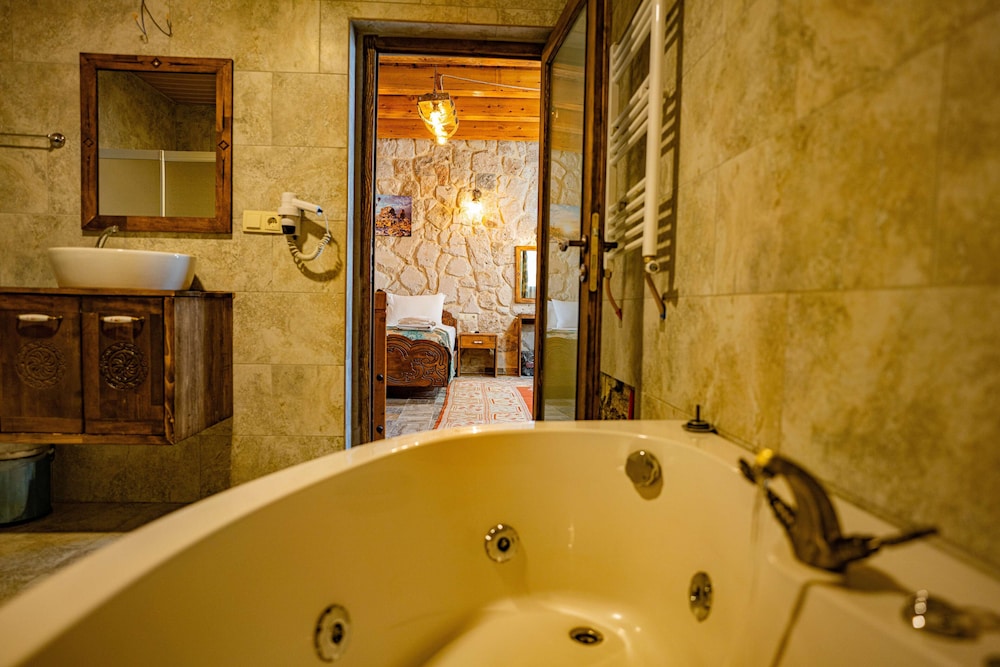 Superior Suite, Jetted Tub - Photo 25