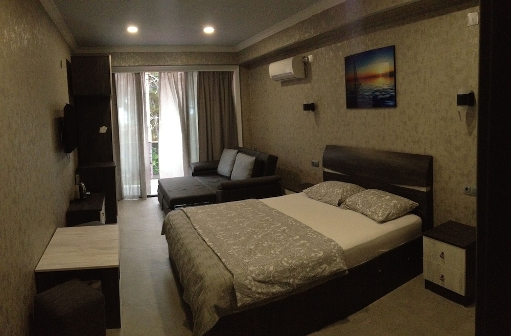 Luxury Triple Room, 1 Queen Bed with Sofa bed, Balcony, Partial Sea View
