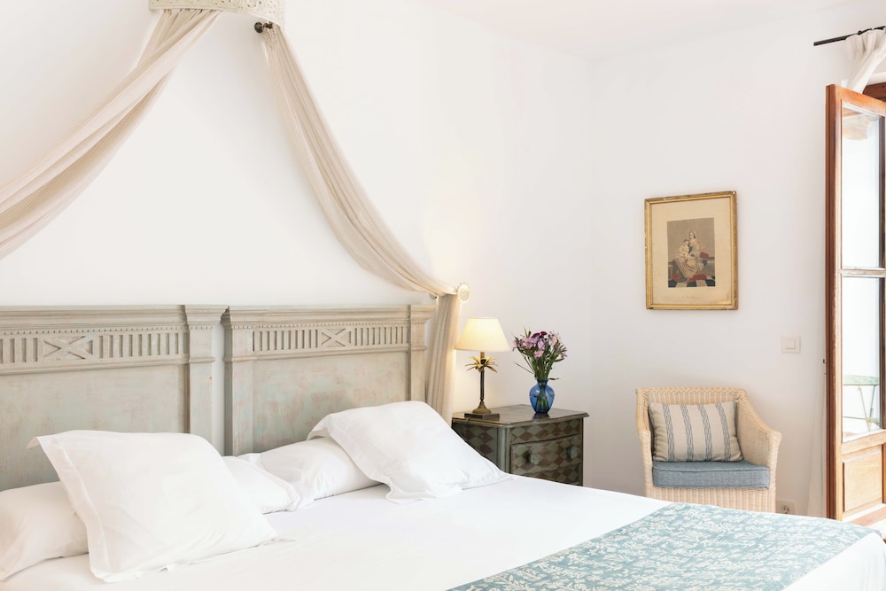 Family Studio Suite, 1 King Bed with Sofa bed, Terrace, Courtyard View photo 2