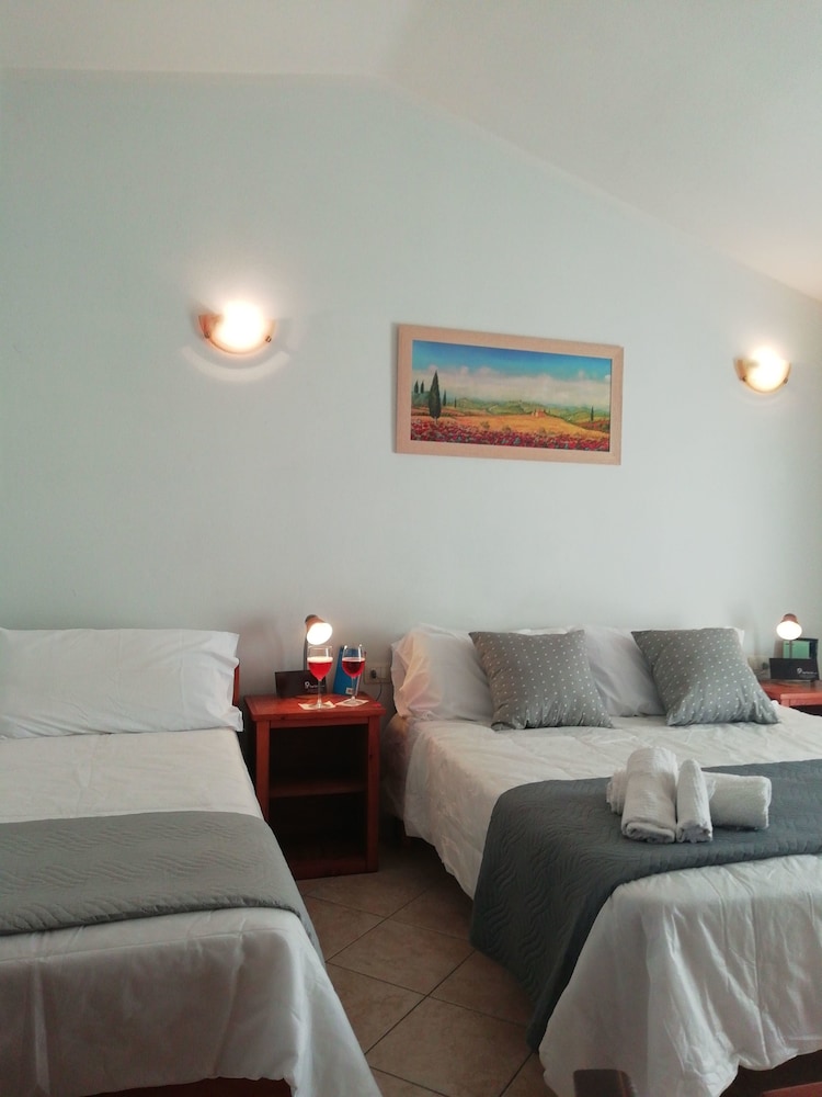 Economy Triple Room - Photo 4