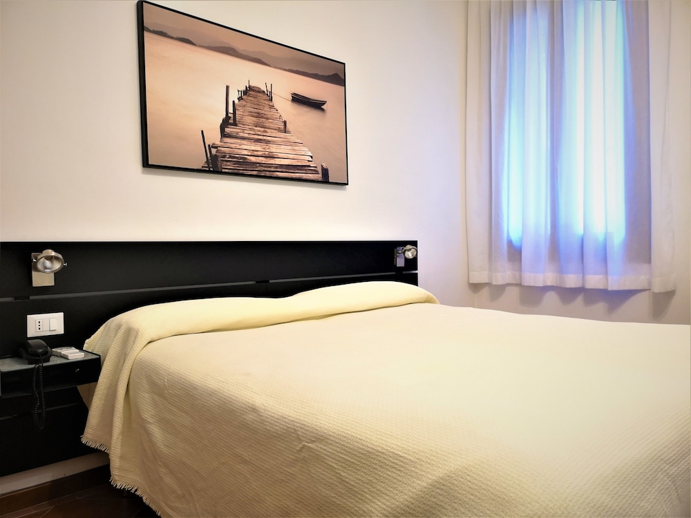 Standard Double or Twin Room, Ensuite photo 1
