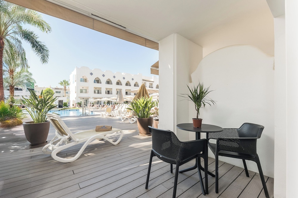 Double Room (direct access to pool - 2 ad + 1ch) - Photo 1