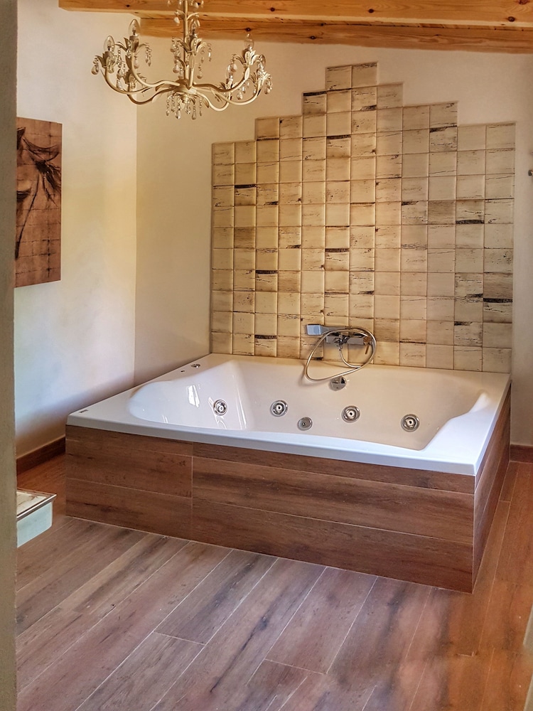 Superior House, Hot Tub photo 2