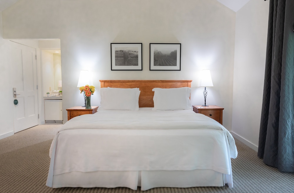 Deluxe Room, 1 King Bed, Courtyard View - Photo 2
