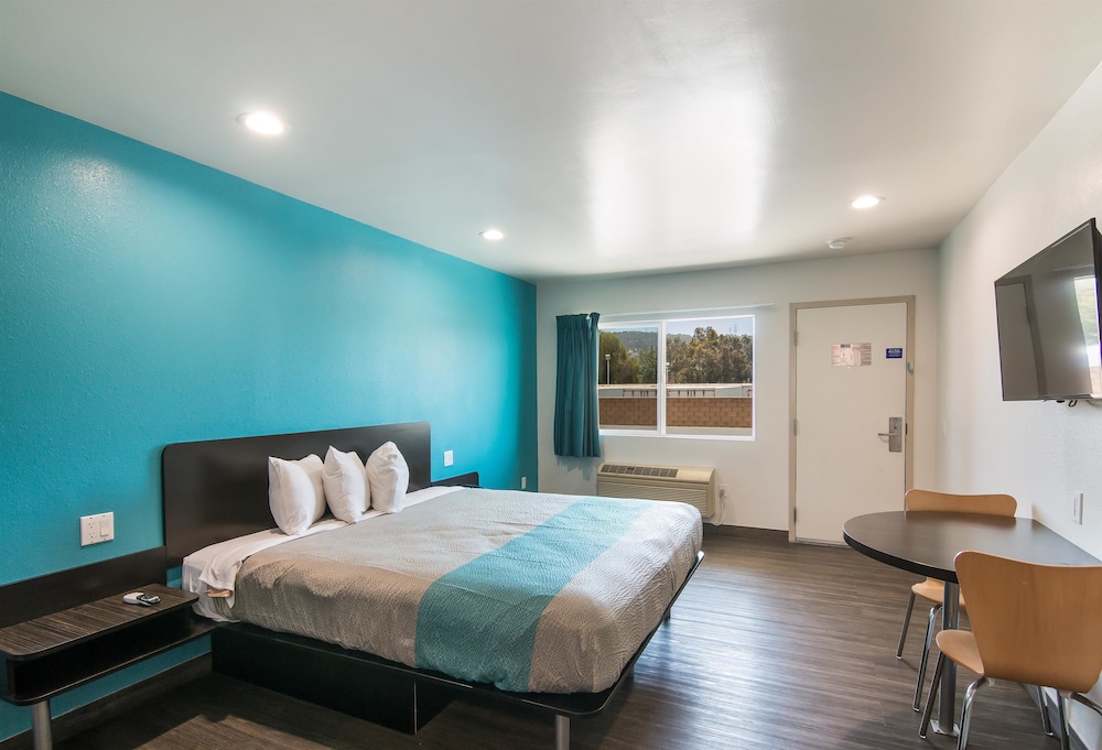 Deluxe Suite, 1 King Bed, Non Smoking, Refrigerator & Microwave - Photo 9