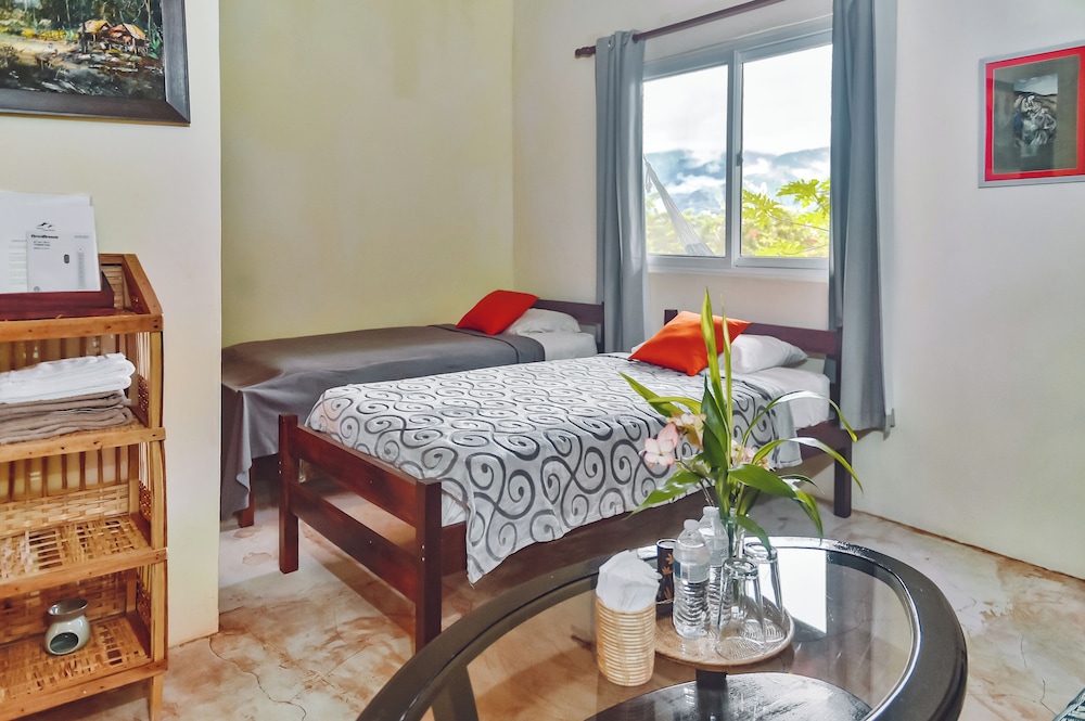 Deluxe Quadruple Room, 1 Bedroom, Private Bathroom, Garden View photo 2