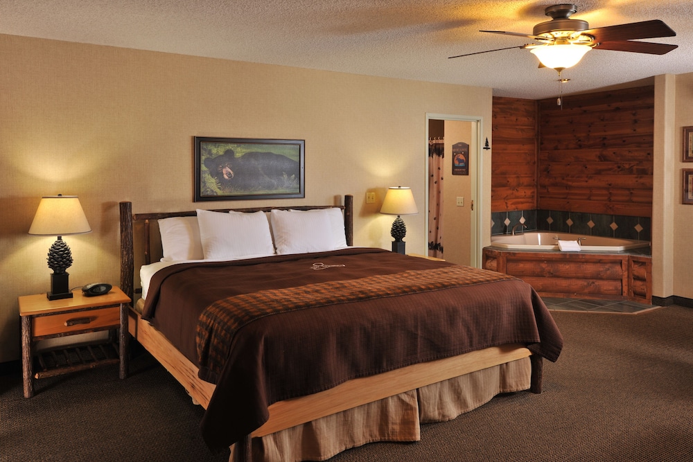 Suite, 1 King Bed with Sofa bed, Non Smoking, Fireplace - Photo 1