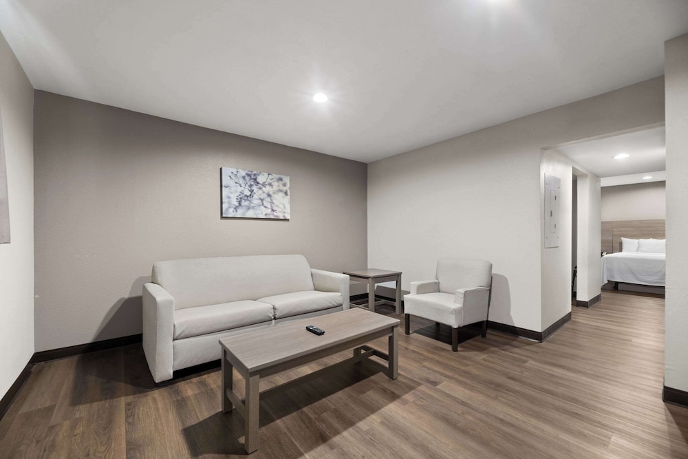 Suite, Multiple Beds, Non Smoking - Photo 4