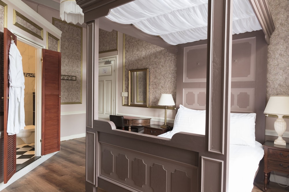 Comfort room with four-poster bed - Photo 2