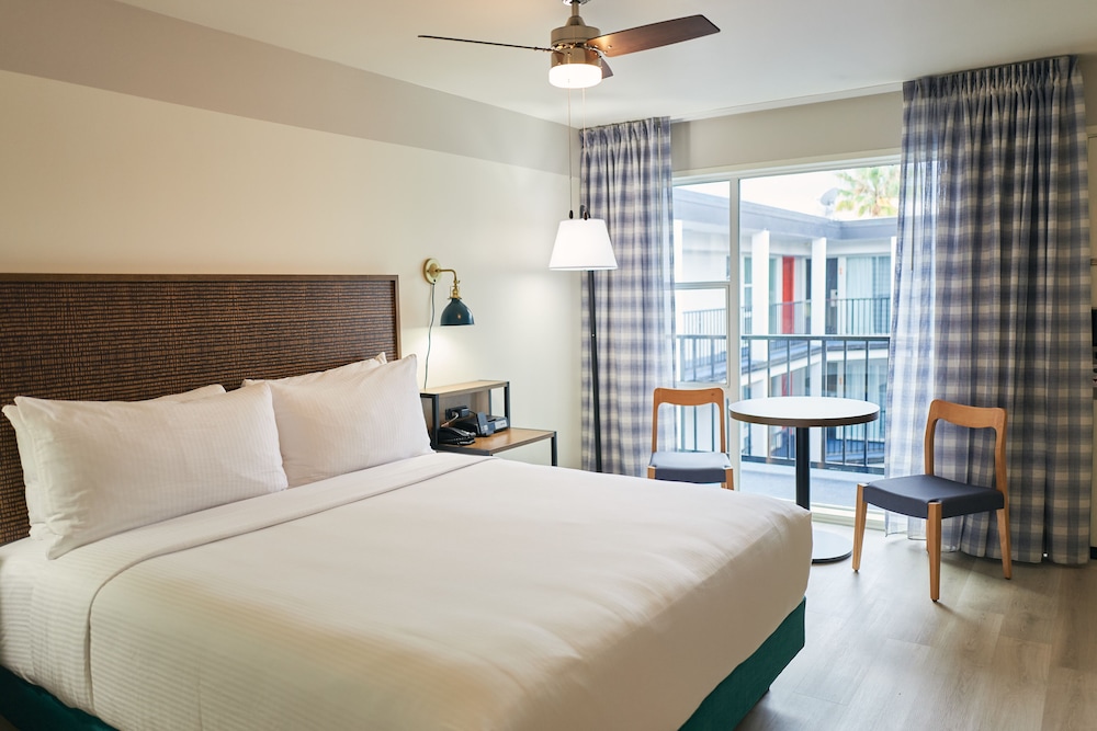 Executive Room, 1 King Bed, Non Smoking, Pool Access photo 1