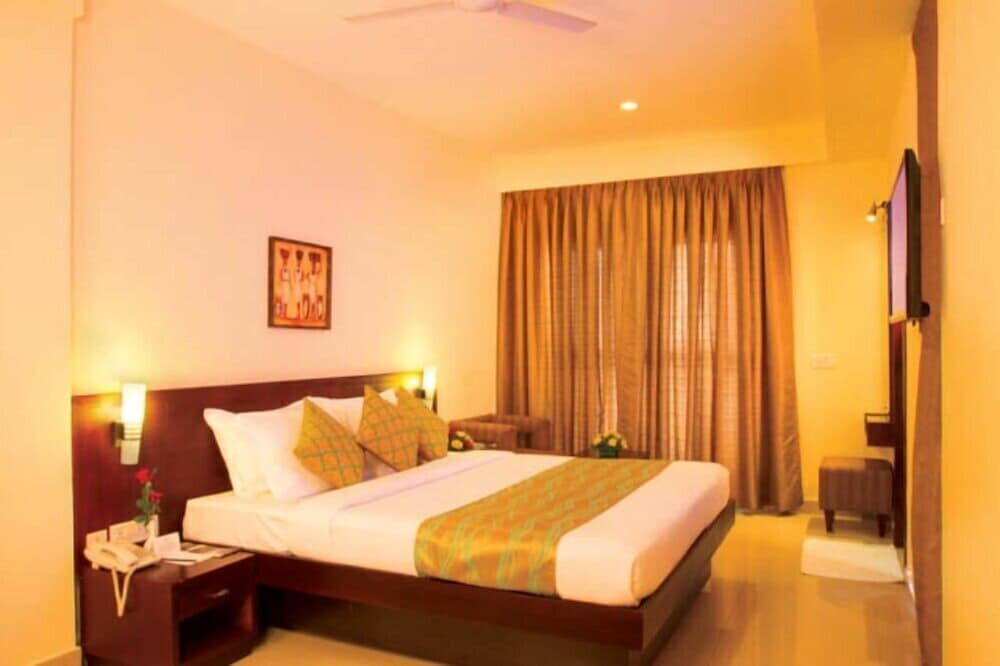 Deluxe Double Room, 1 King Bed, Smoking, City View photo 3
