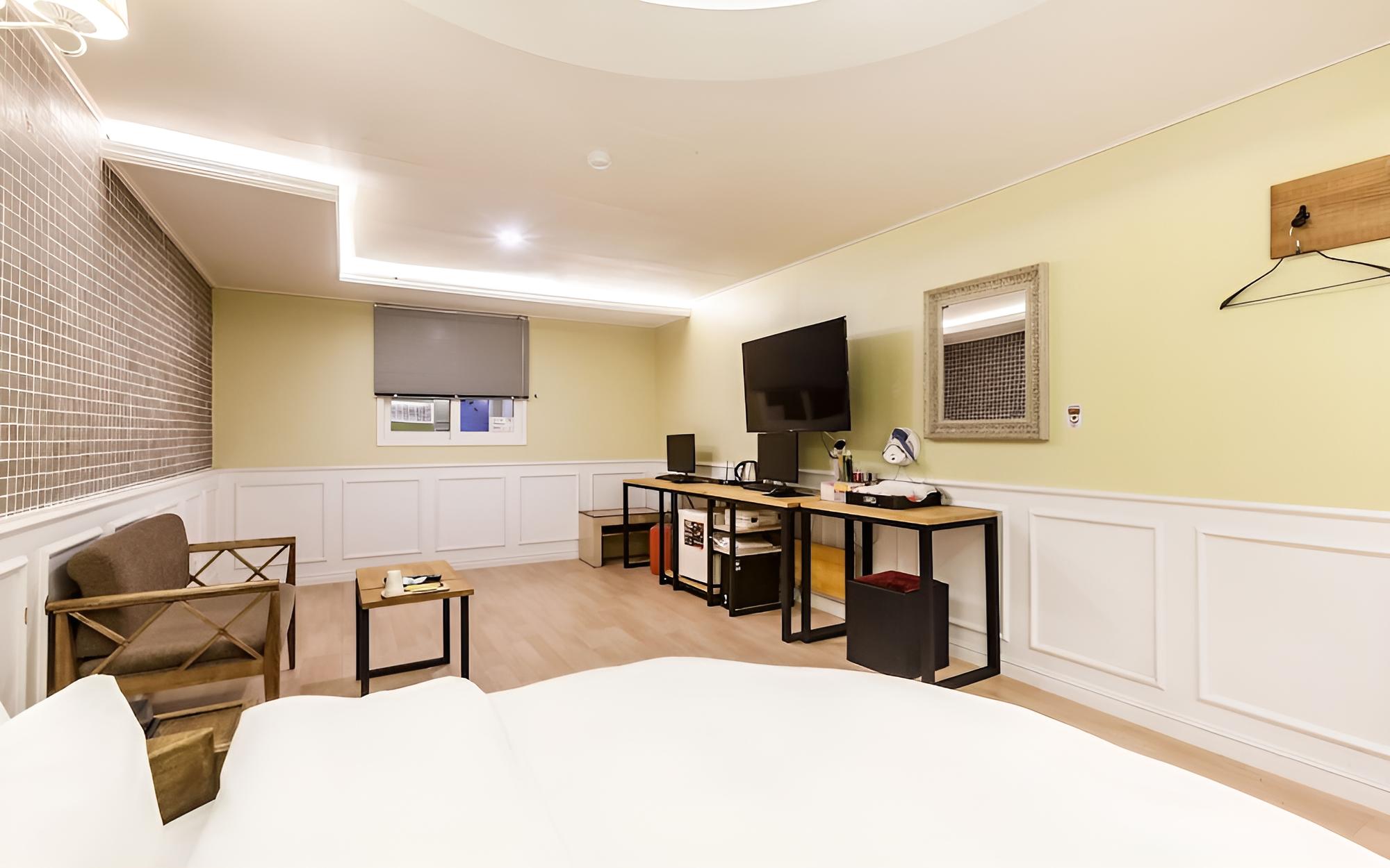 Room (Twin Beds (Netflix available)) - Photo 15