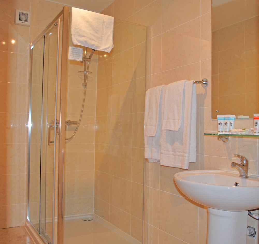 Standard Triple Room, Multiple Beds, Ensuite photo 2