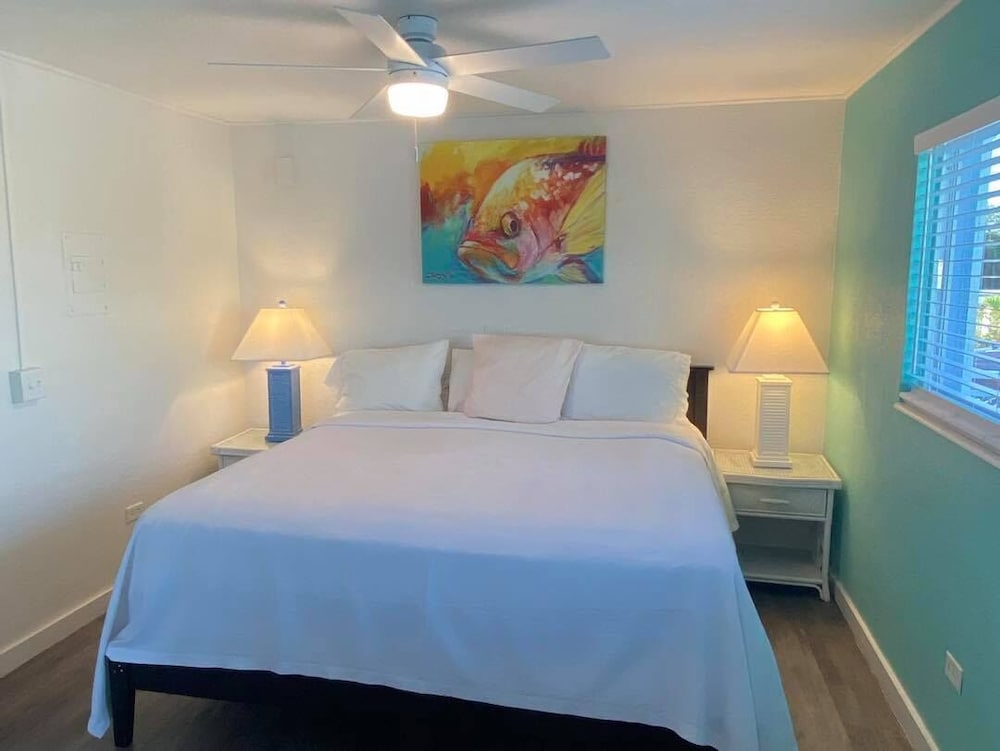 Oceanfront King Suite w/ Kitchen & Private Balcony - Photo 15