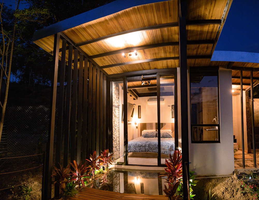 Premium Cabin, 1 King Bed, Hot Tub, City View photo 3