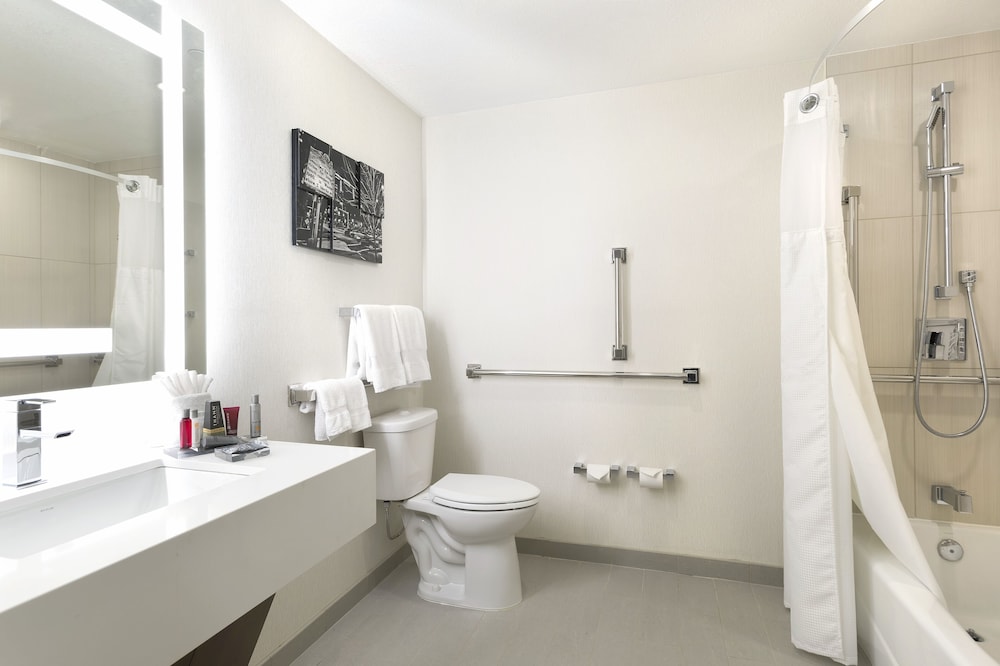 Room, 2 Queen Beds (Mobility/Hearing Accessible, Tub) photo 3