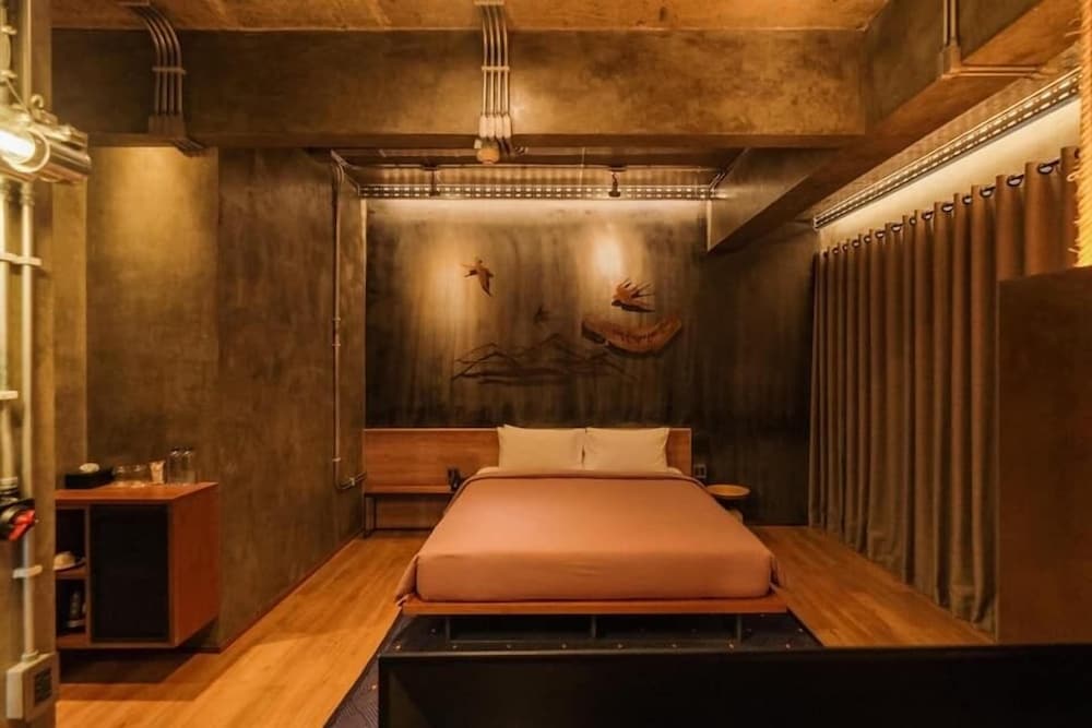 Urban King Bed - Photo 10