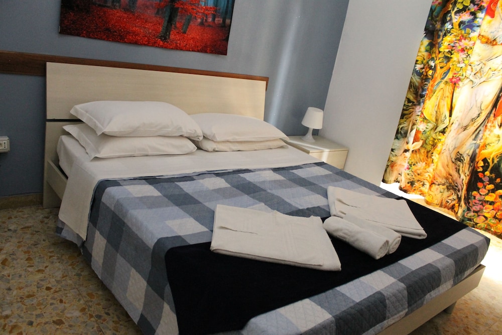 Double or Twin Room, Shared Bathroom (Via Principe Amedeo, 62) photo 1