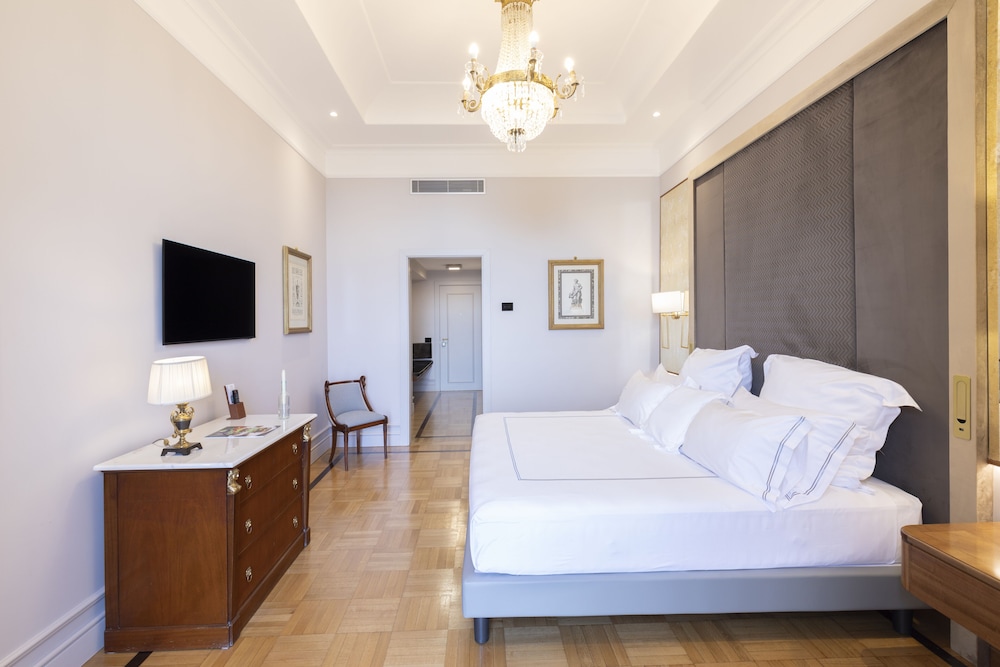 Deluxe Room, 1 King Bed, Sea View photo 2