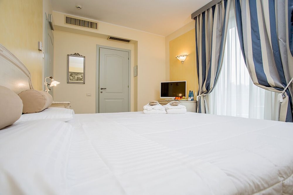 Standard Double or Twin Room - Photo 2