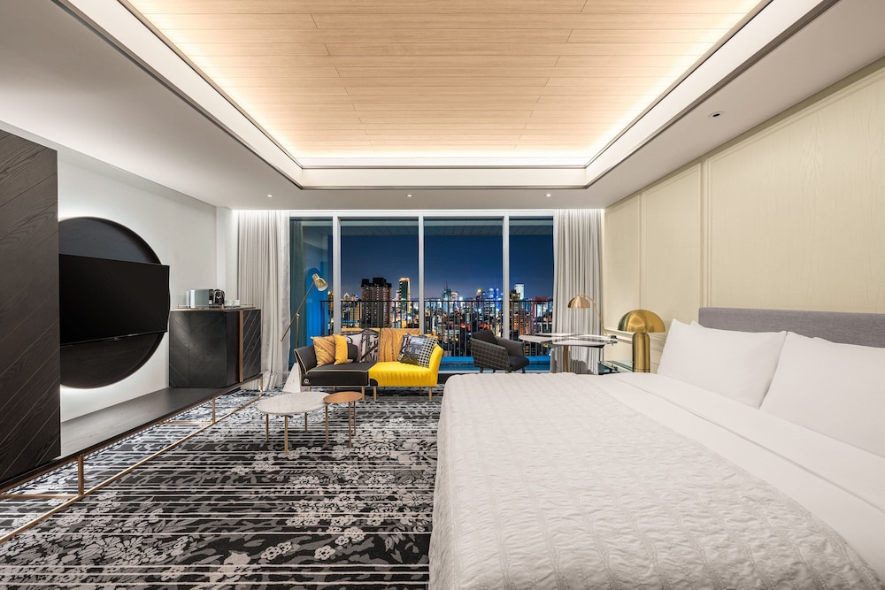 Premier Room, 1 King Bed, City View photo 2