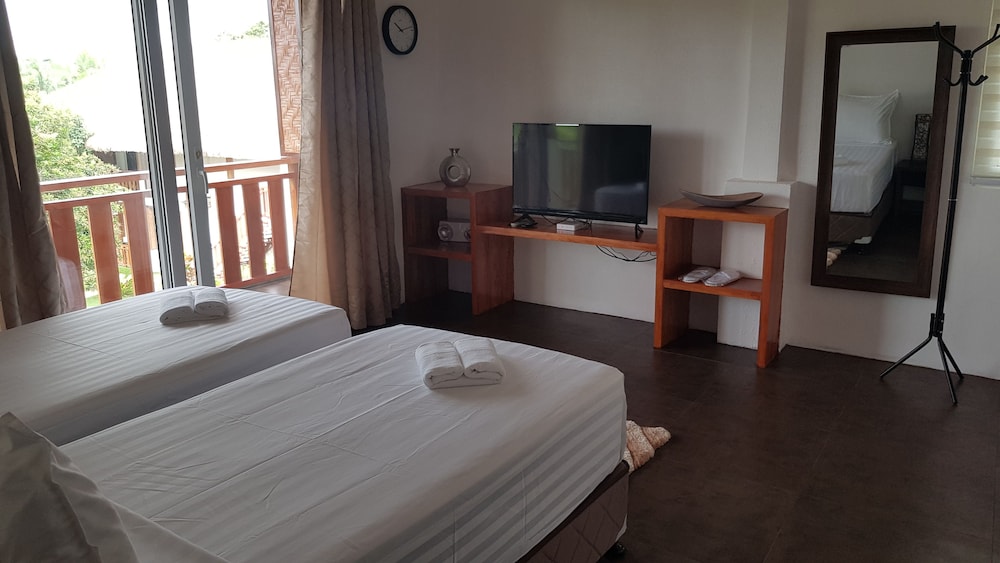 Deluxe Suite, 2 Bedrooms, Pool View photo 2