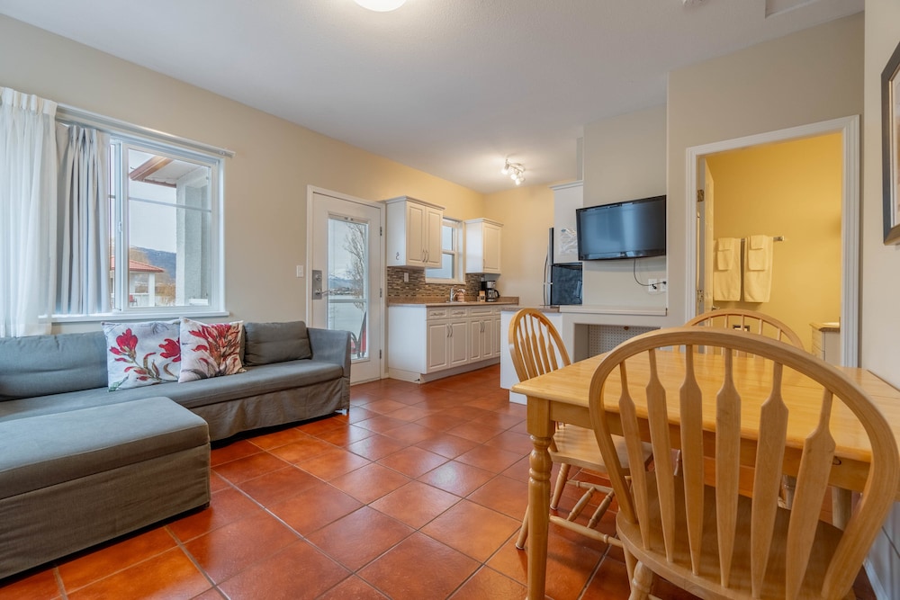 2 Bedroom Lakeview Suite photo 1