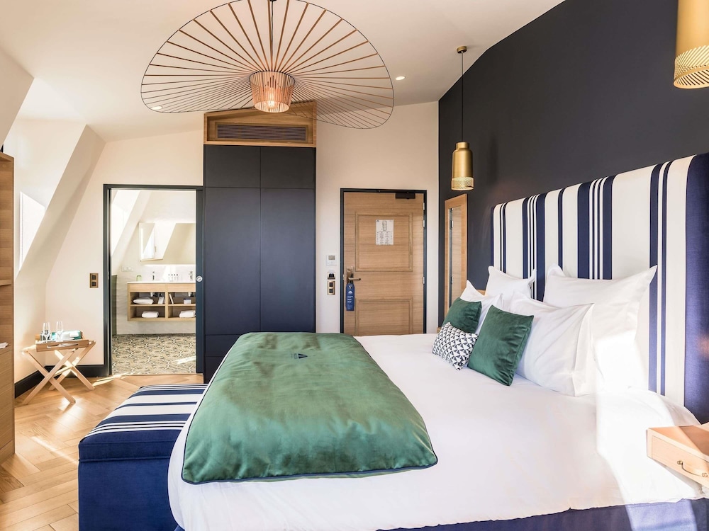 Deluxe Room, 1 King Bed photo 1