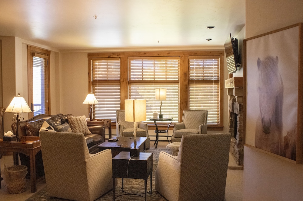 Luxury Condo, 2 Bedrooms (A304)