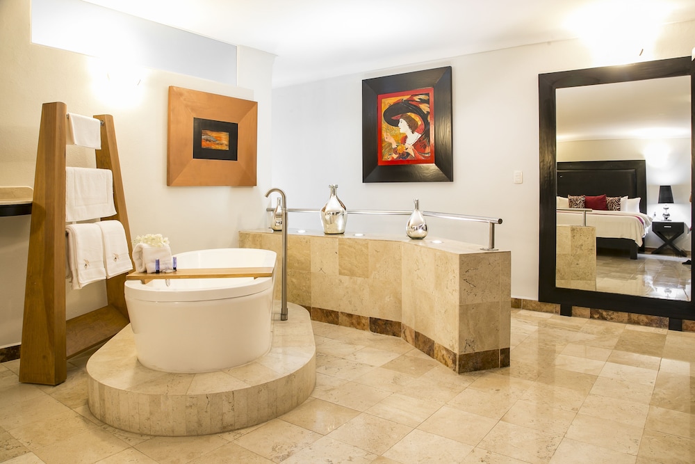 Suite (Master) - Photo 3