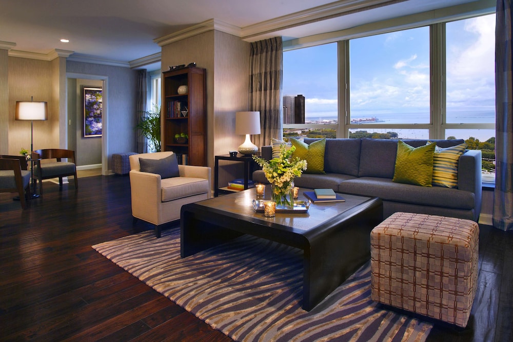 Luxury Suite, 1 King Bed thumbnail 5