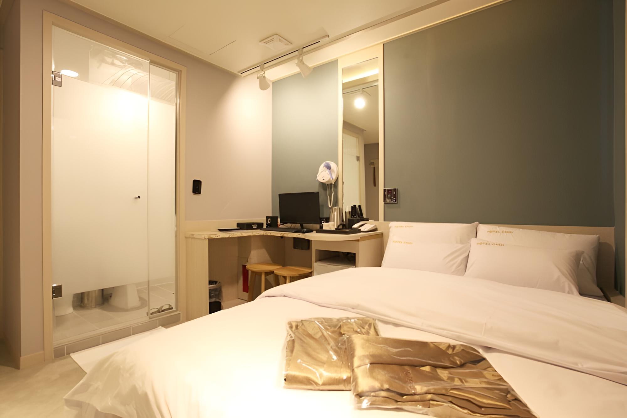 Room (Standard - A (Free Netflix viewing in) - Photo 3
