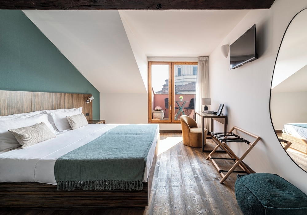 Deluxe Room, 1 Queen Bed, Private Bathroom, City View
