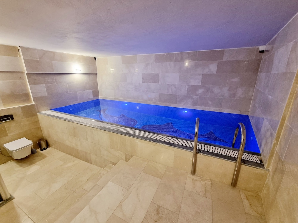Blue Pool suite, Hot Tub - Photo 5