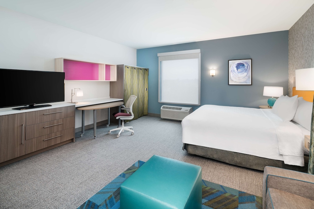 Suite, 1 King Bed, Accessible (Mobility & Hearing, Roll-in Shower) - Photo 2