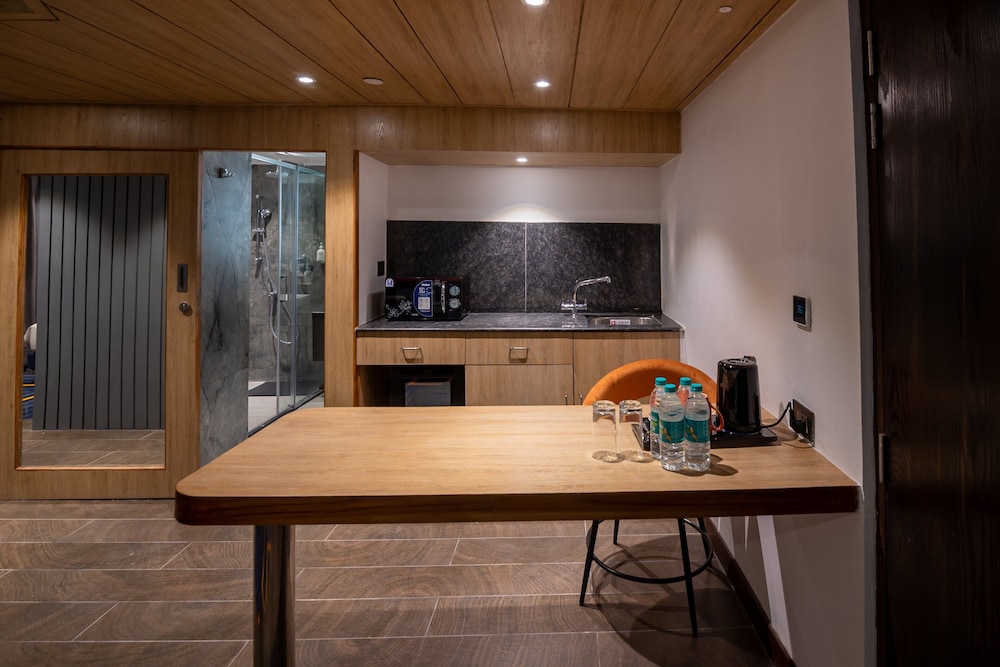 Suite, 1 King Bed, Kitchenette (Dining) - Photo 6
